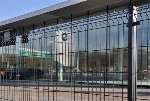 Breite Anwendung von Paneelzäunen